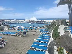 V pozadí mořský příboj