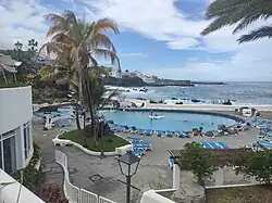 Pohled ze silnice směrem k západu