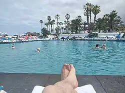 Pohled z lehátka na bazén