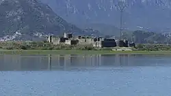 Pohled na pevnost z projíždějícího vlaku