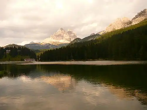 Jezero při pohledu od jihu. V pozadí se nachází Tre Cime di Lavaredo.