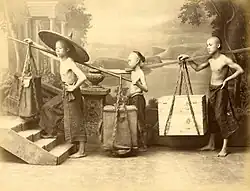 Lai Afong: Tři dělníci, Hong Kong, asi 1880