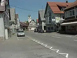 Pohled od náměstí směrem ke kostelu