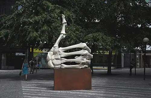 Lajk, 2018, polyester, kov,400x250x145