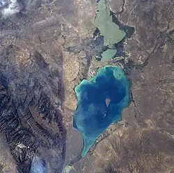 Satelitní snímek jezer Alaköl a Sasykköl (NASA)