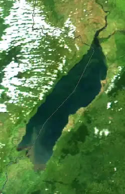 jezero v roce 2002 na fotografii pořízené NASA. Šedá čára značí hranici mezi D.R. Kongo (nalevo) a Ugandou.