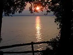 Pohled na západ slunce nad jezerem