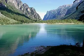 Pohled přes jezero na sever do údolí Höhlenstein