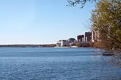 jezero s městem Madison