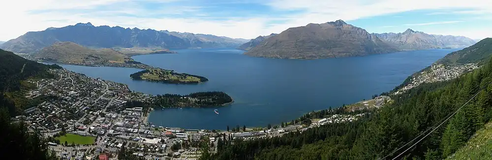 Panorama Queenstownu a jezera Wakatipu z lanovky
