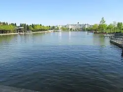 Klidné umělé jezero, v pozadí hotel.