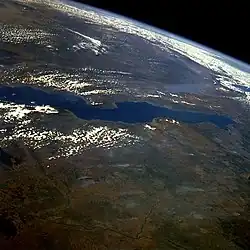 Pohled na jezero z vesmíru