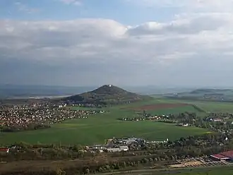 Barevná fotografie s leteckým pohledem na vrch Zemská koruna