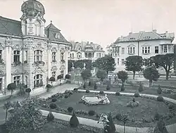 Historická fotografie budovy se zahradou