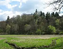 Pohled na zámek Lemberk od hráze Pivovarského rybníka