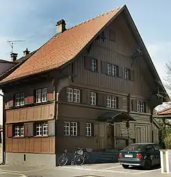 Budova ze 17. století s lisovanými římsami na ulici Landstraße v Hardu