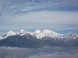 Pohled z východu. Zleva: Pabil, Salasungo, Ganesh V a Jangra Kangri.