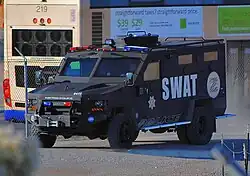 Lenco Bearcat G3 v černé barvě s nápisem SWAT