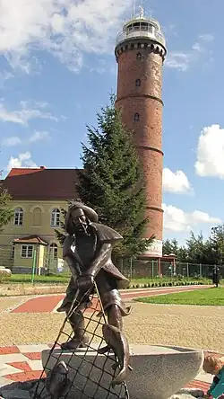 Maják Jarosławiec a socha rybáře