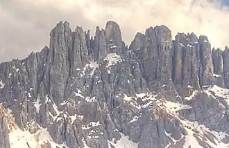 Latemarské věže s věží Diamantiturm (uprostřed) od severu