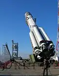 Proton-M při zvedání do vertikální polohy