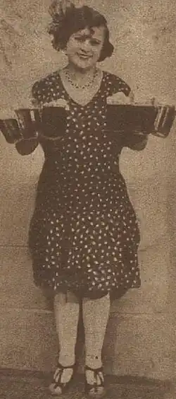 Laura Želenská-Třešňáková v roli dcerušky hostinského „Květy Maršíkové“ ve veselohře J. Tumlíře „Početnice lásky“