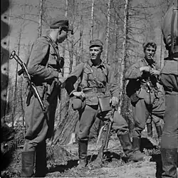 Porada důstojníků před útokem, 27. července 1944 poblíž severního břehu jezera Tolvajärvi. Lauri Torni uprostřed.