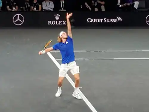 Podání Tsitsipase v utkání s Fritzem