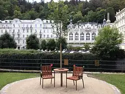 Lavička Václava Havla v Karlových Varech