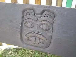 Detail centrální řezby na opěráku lavičky