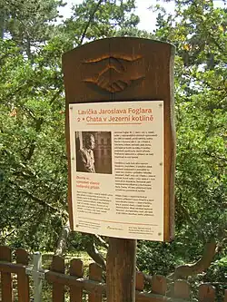 Doprovodná tabulka k lavičce