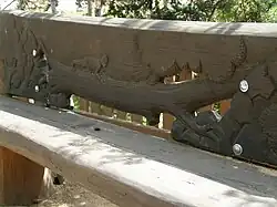 Detail střední části motivu na opěradle lavičky