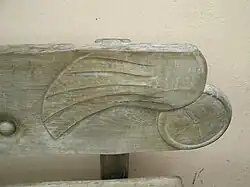 Detail krajní části opěradla lavičky