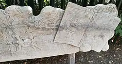 Detail řezby na pravé části opěradla