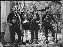 Makedonský válečník Lazos Apostolidis se svými spolubojovníky