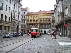 Tramvajová trať byla před rekonstrukcí tvořena velkoplošnými panely BKV