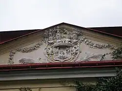 Detail frontonu libverdského zámečku s Clam-Gallasovským erbem