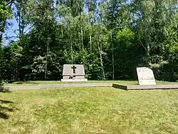 Pomník, tzv. hrobodům, v místě, kde žil Čeněk Bureš v Ležákách v domě čp. 23