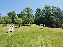 Pomníky osob spojených s ležáckou tragédií