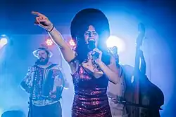 Verze kapely se švýcarsko-americkou židovskou zpěvačkou Leou Kalisch v roce 2024