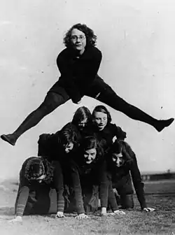 Děvčata shrají leapfrog, 1932