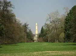 Minaret v Lednicko-valtickém areálu na Moravě