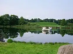 Lednický ostrov na Lednickém jezeře