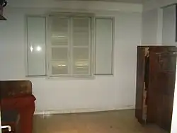 Pokoj s oknem, skříní a pohovkou