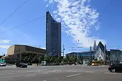 Náměstí Augustusplatz s novou budovou Gewandhausu, bývalým univerzitním mrakodrapem, Paulinem a novým Augusteem