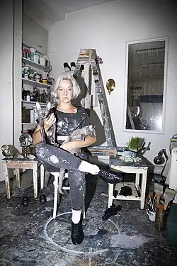 Léna Brauner ve svém ateliéru