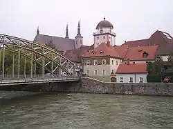 Věž Mautturm a městský farní kostel v Leobenu