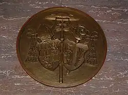 Osobní znak ve vstupní hale kostela sv. Cyrila a Metoděje