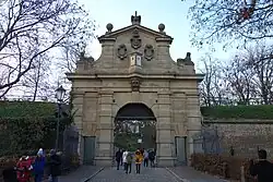 Průčelí Leopoldovy brány