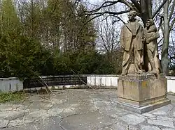 Leskovice, amfiteátr, sousoší (2).JPG